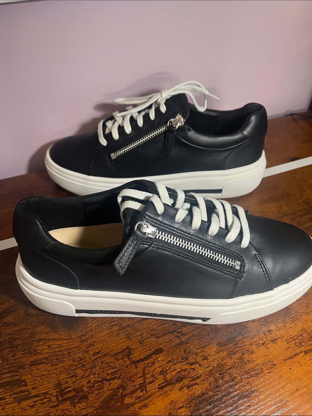 Clark’s Hollyrose Zip Black Leather Sneakers 7.5